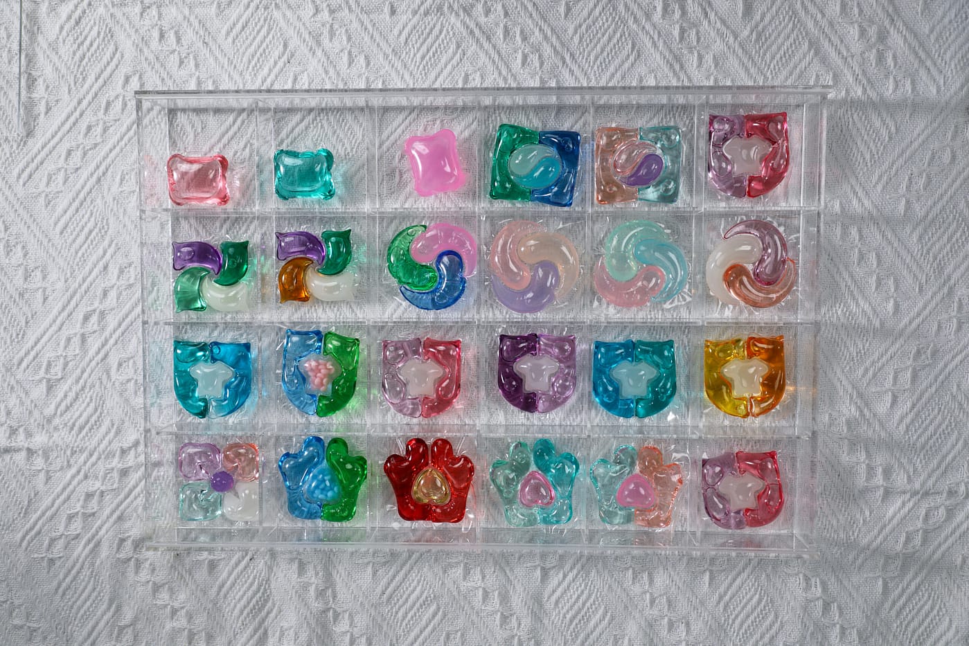 micro encapsulated fragrance structure in laundry detergent